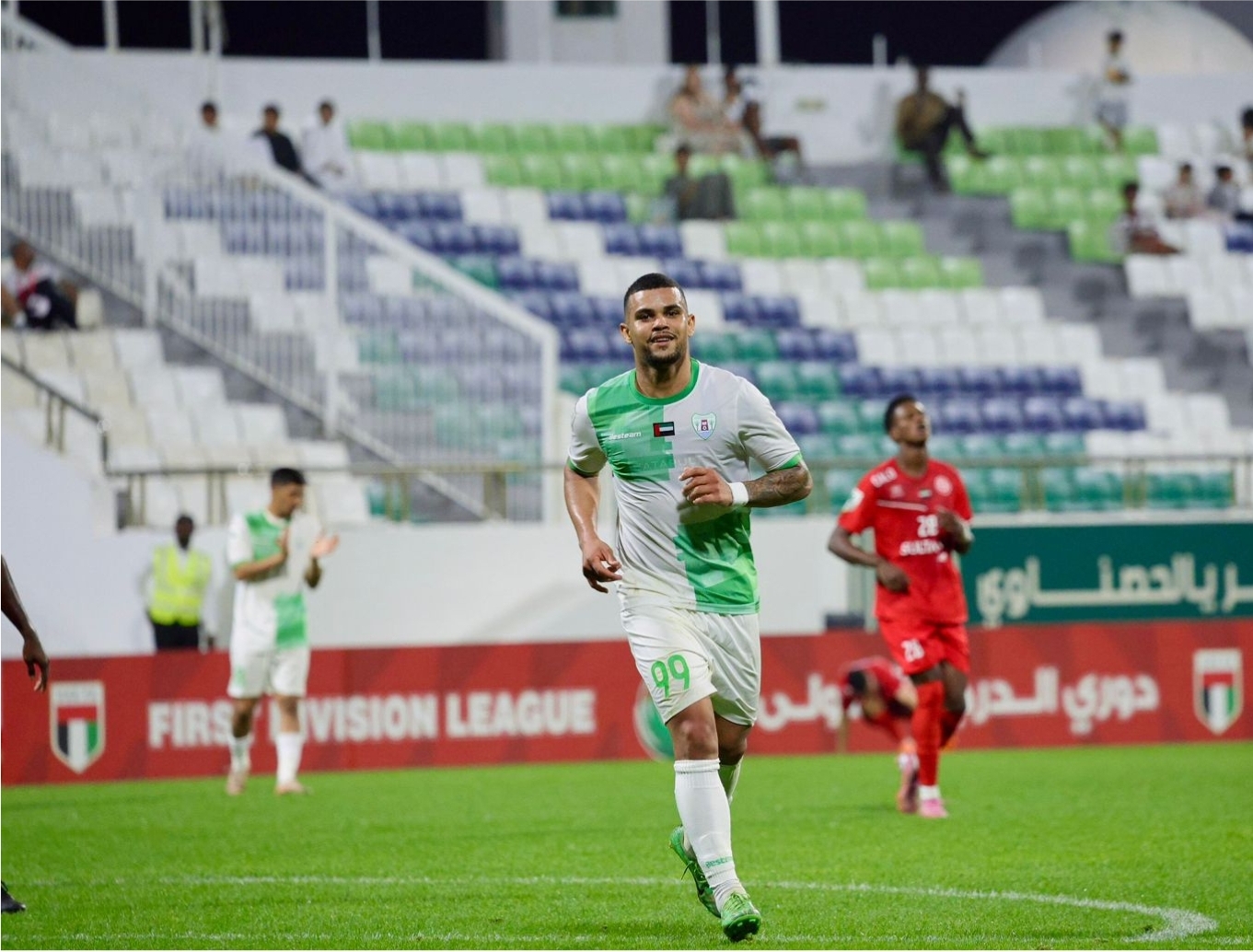 Lucas Jacaré em campo pelo Emirates Club